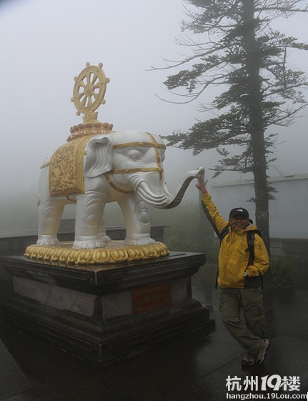 開著普拉多千里挺近峨眉山