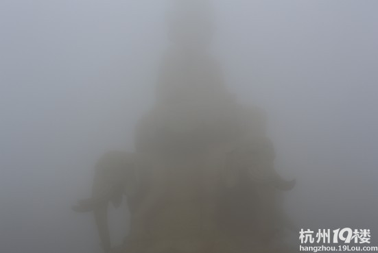 開著普拉多千里挺近峨眉山