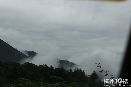 開著普拉多千里挺近峨眉山