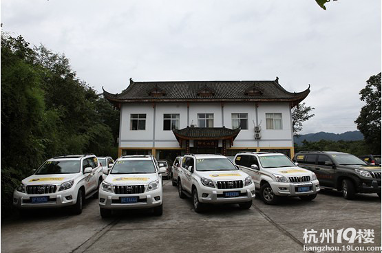 開著普拉多千里挺近峨眉山
