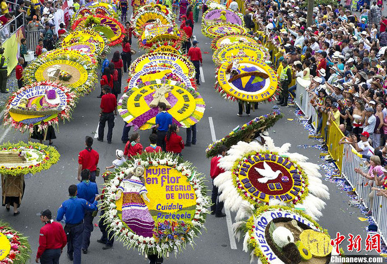 哥伦比亚鲜花节上的"背花人"