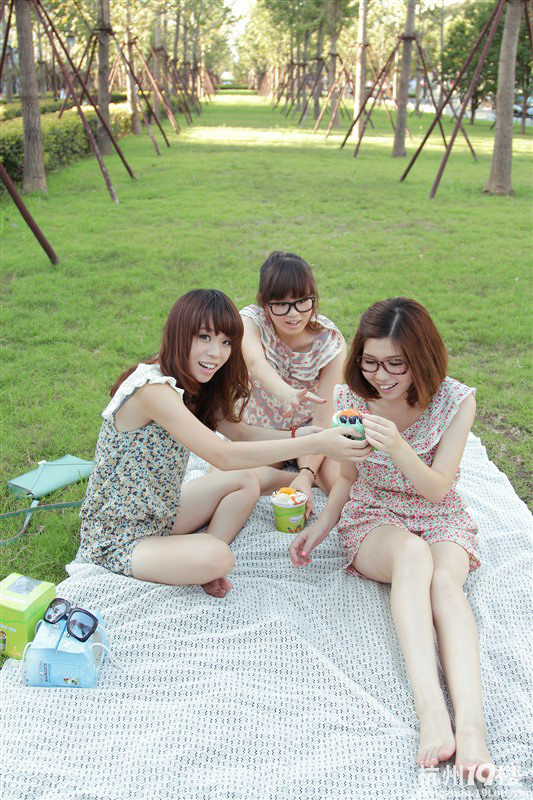 我们不是情侣,我们不是LES,但是我爱她们、