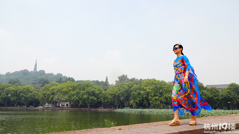 西湖边遇到录节目 好多美女啊