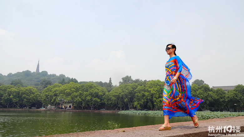 西湖边遇到录节目 好多美女啊