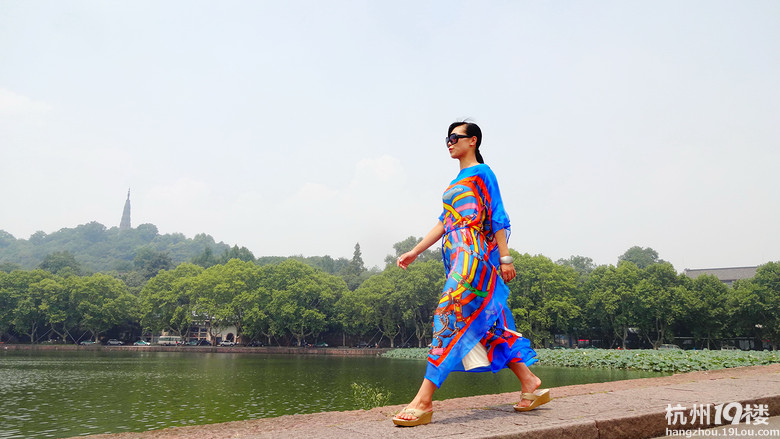 西湖边遇到录节目 好多美女啊