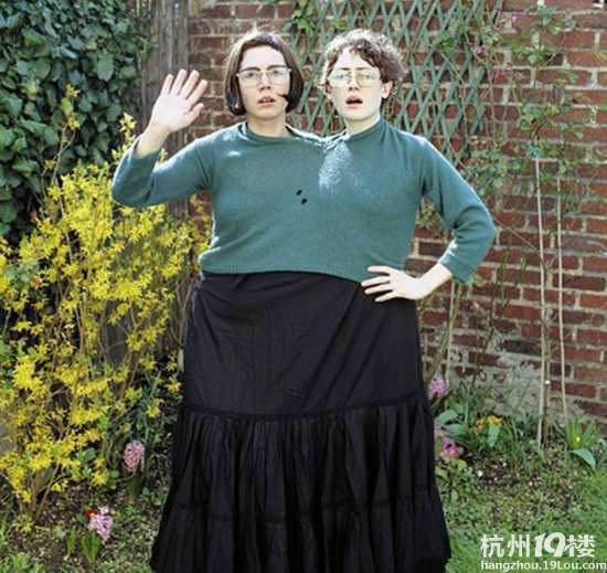 两人一个身体的恐怖变异连体人组图