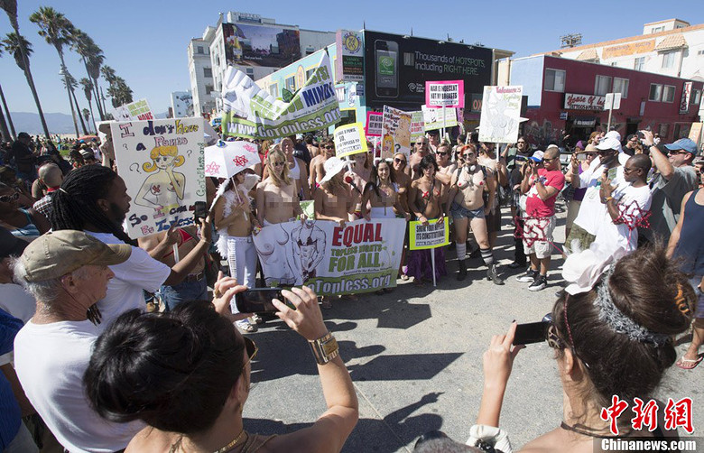 美国"全国坦胸日" 女性示威主张坦胸露背权利