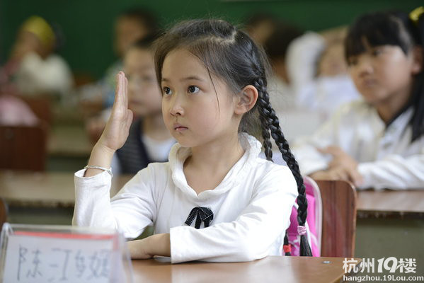 一年级新生开学 有人打哈欠有人好失落