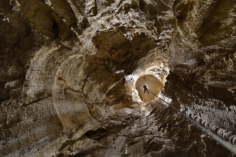 英200名登山者探险世界最深地洞
