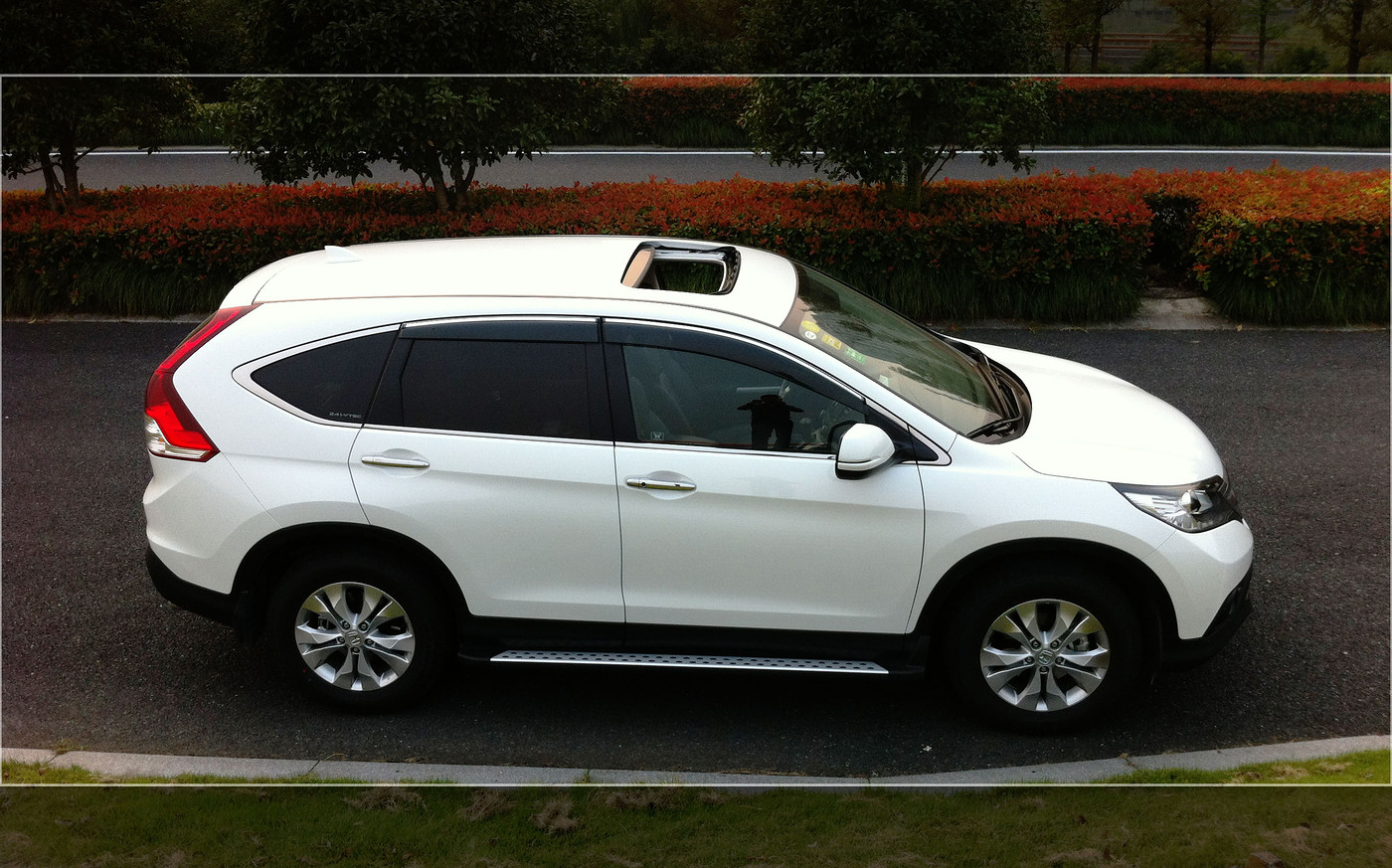 白色12款crv车顶艾丽膜安装锐博行李架作业