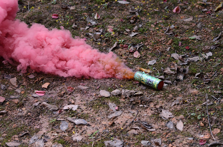 谁这么不专业,居然把烟雾弹,扔到我这了,我可是战地记者,都是烟了我还