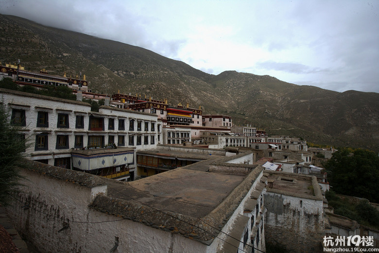 称为拉萨三大寺庙,坐落在拉萨市西郊约十公里的根培乌孜山南坡的坳里