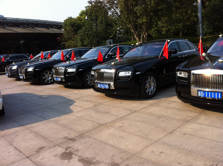 8辆组成的劳斯莱斯婚车