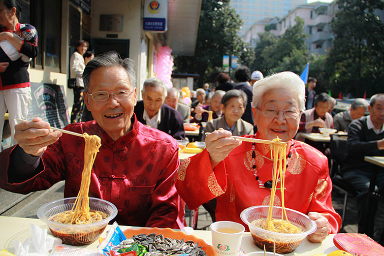 29对金婚老人重阳节吃长寿面