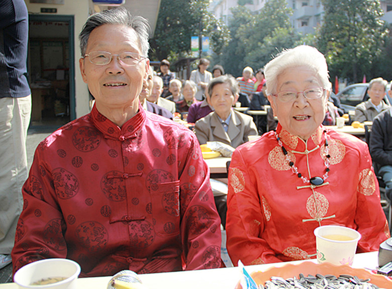 29对金婚老人重阳节吃长寿面-边走边拍-手机随