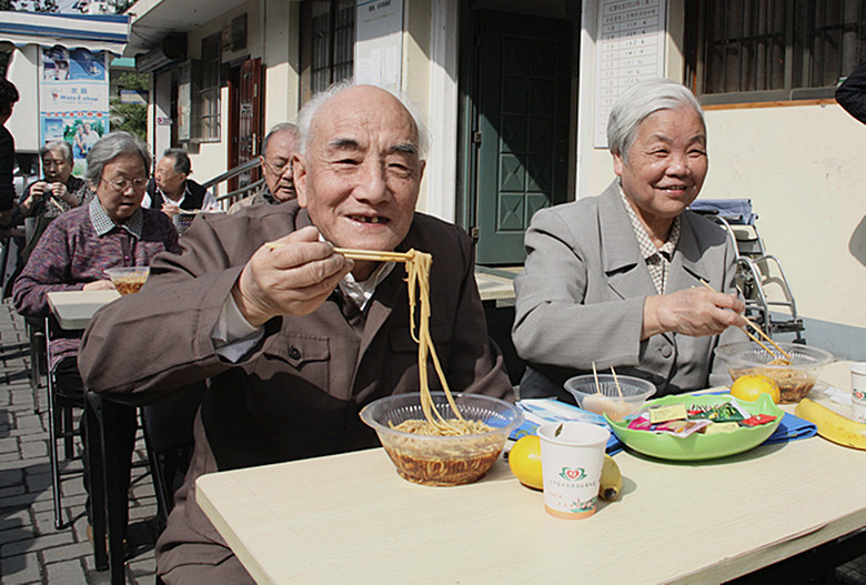 29对金婚老人重阳节吃长寿面