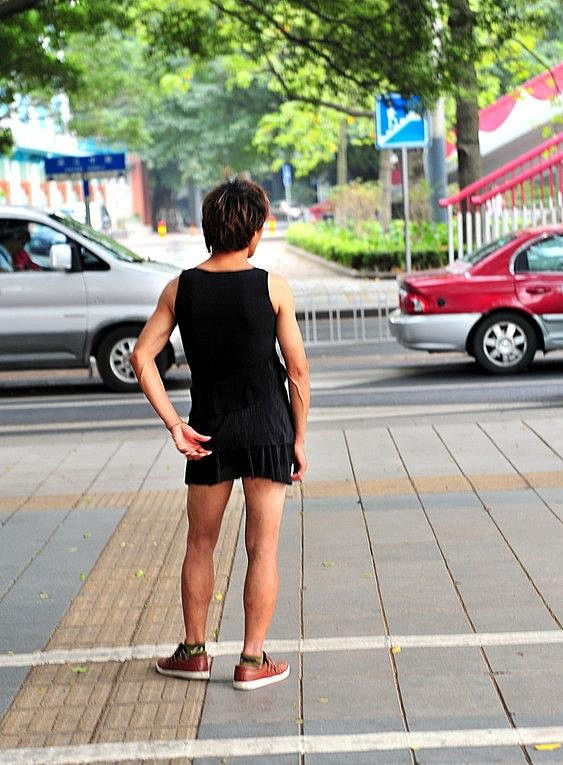 广州街头惊现短裙猛胸伪娘