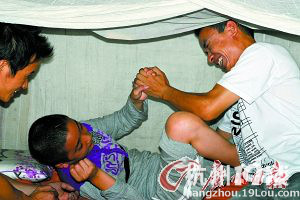 男孩坠楼成植物人 妈妈读信8个月唤醒儿子