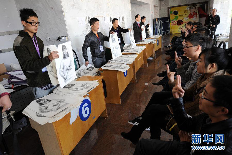 高清:实拍高考美术模考阅卷现场