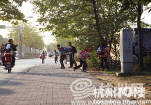 被人搜走5块钱 11岁儿子一句我蛮想反抗的真