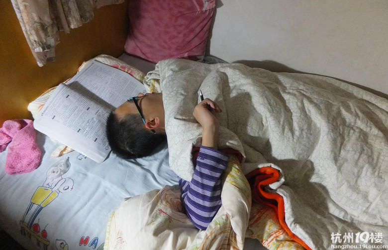 辛苦读书郎 写作业时睡着了