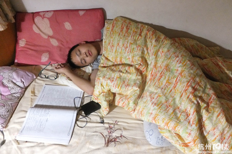 辛苦读书郎 写作业时睡着了
