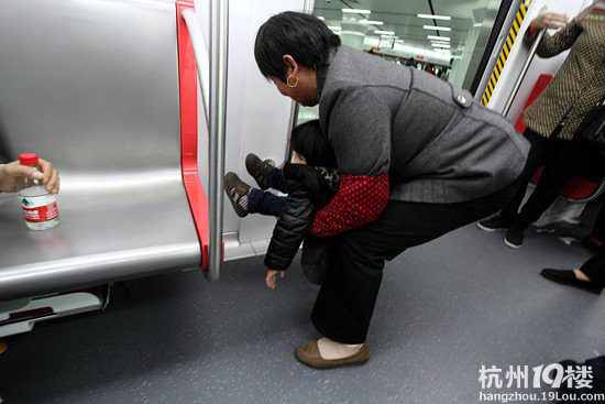 杭州地铁1号线进行免费试乘 小孩在车厢内小便