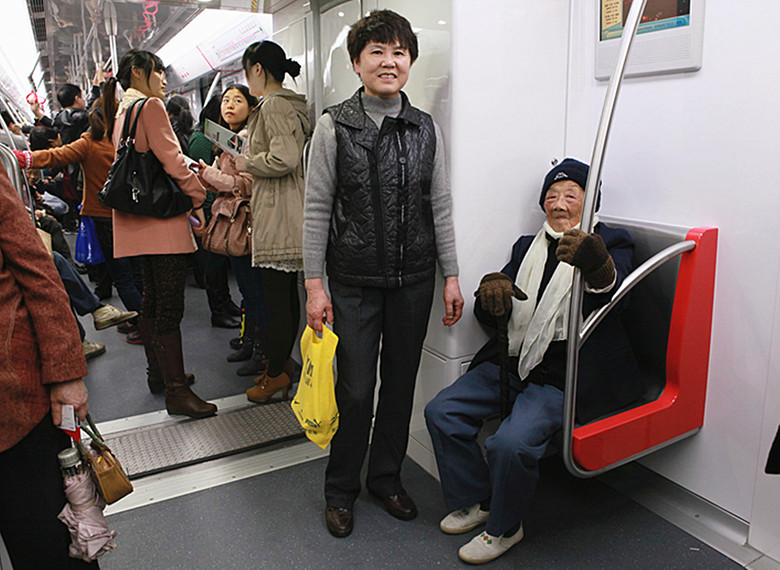 92岁高奶奶第一次坐火车乘地铁