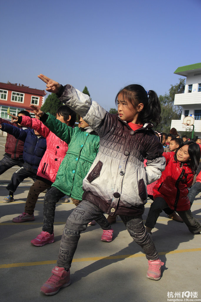 小学生课间齐跳航母style