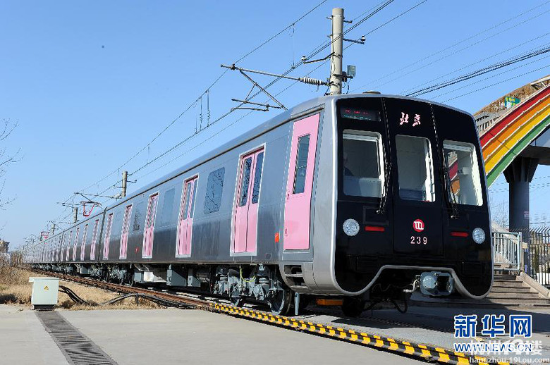 首列北京地铁14号线a型地铁车辆在青岛下线图