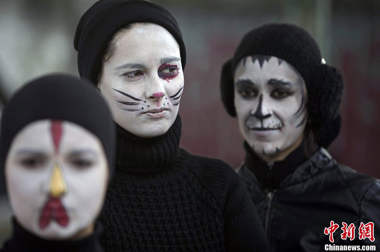 葡萄牙志愿者化身动物示威 迎接国际动物权利