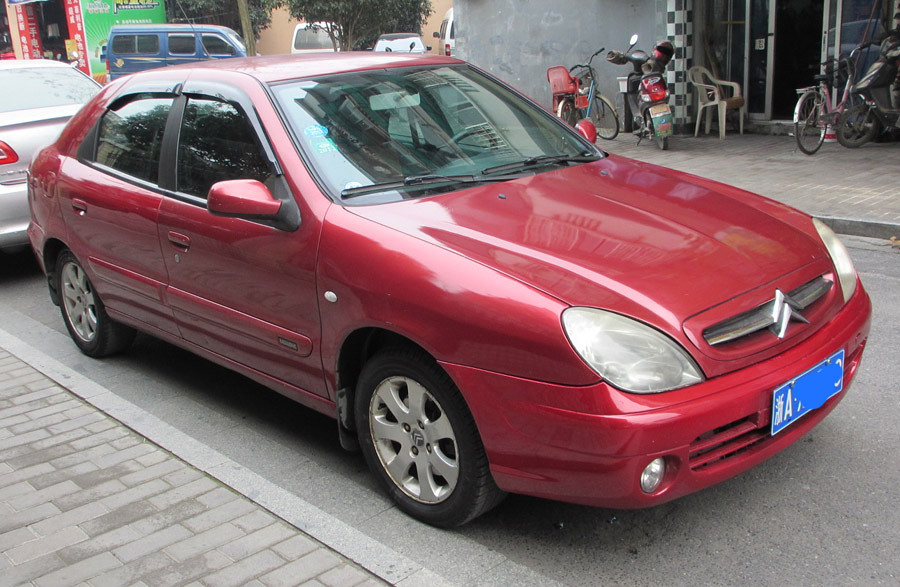 雪铁龙红色自动赛纳