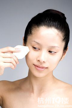 冬季精华液混搭粉底上妆更持久(附图)