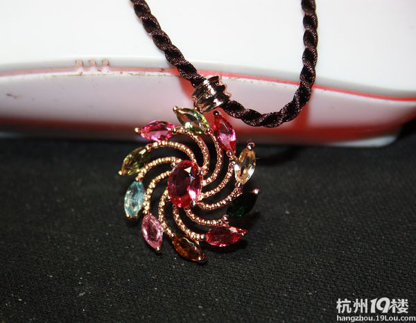 有懂碧玺的没，新入的吊坠帮忙看看