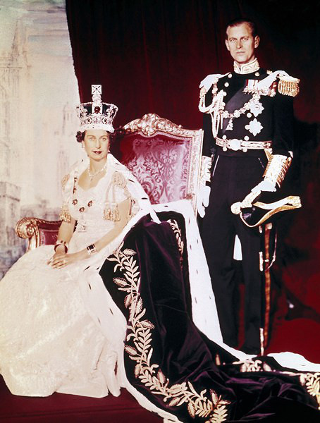 1953年6月2日,英国女王伊丽莎白二世(左)在举行加冕典礼时和丈夫
