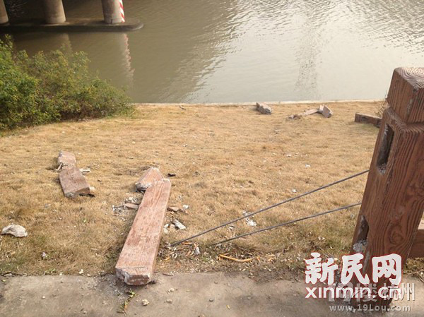 沪南公路一轿车坠河4人落水3人遇难 或因司机