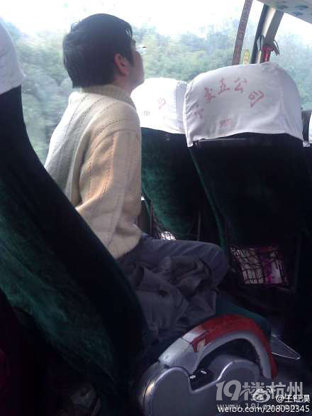 重庆一男子在公交车上大便称实在憋不住图