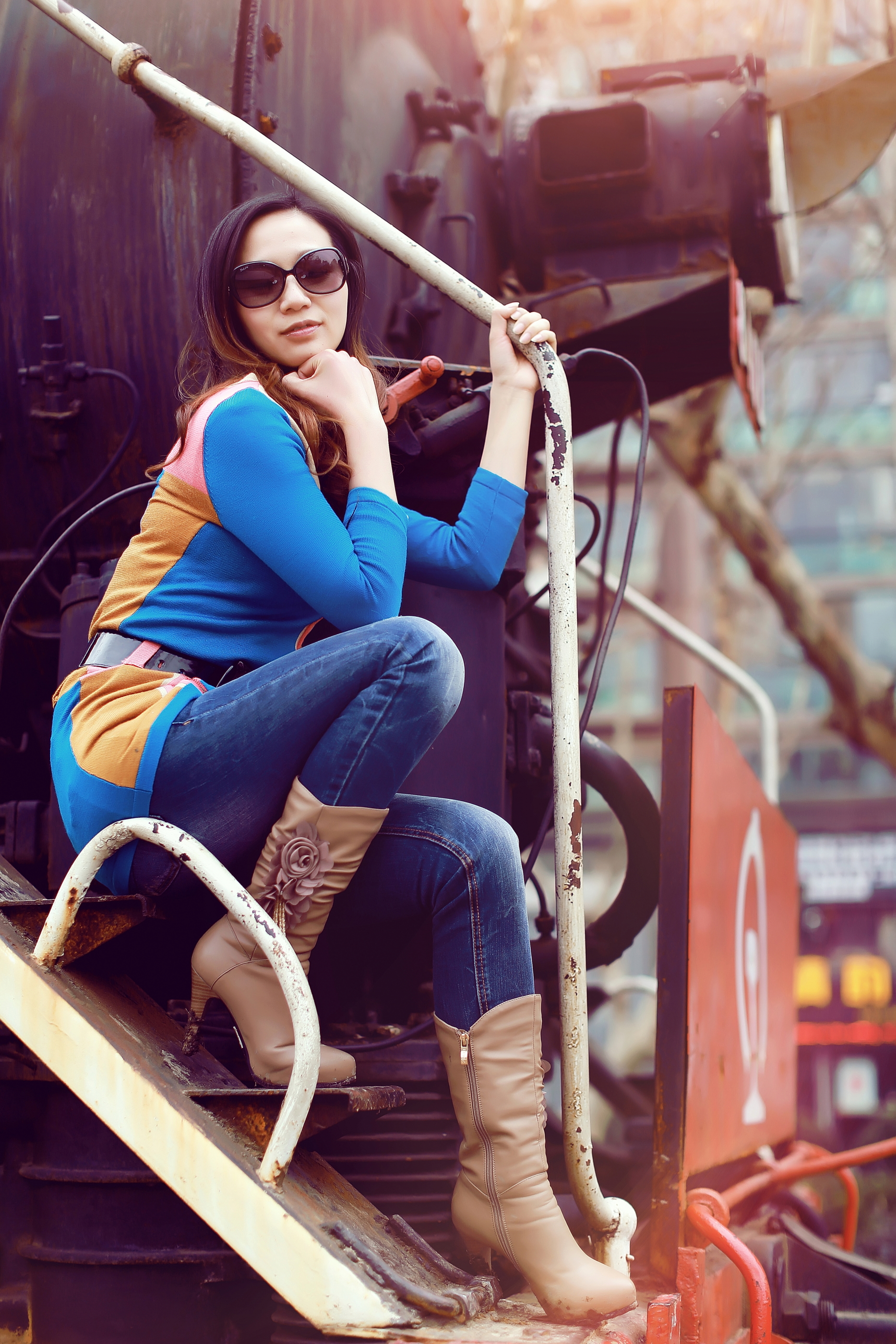 美女站在火车边