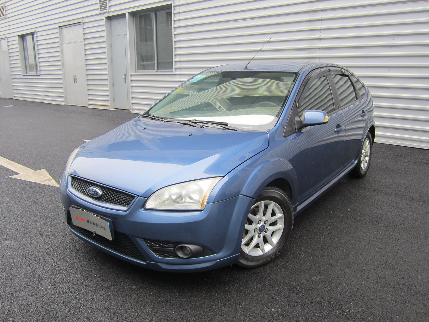 蓝色两厢福克斯1.8手动经典型