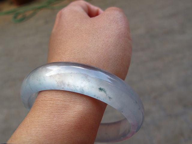 发个石头手镯好不好看全凭个人爱好