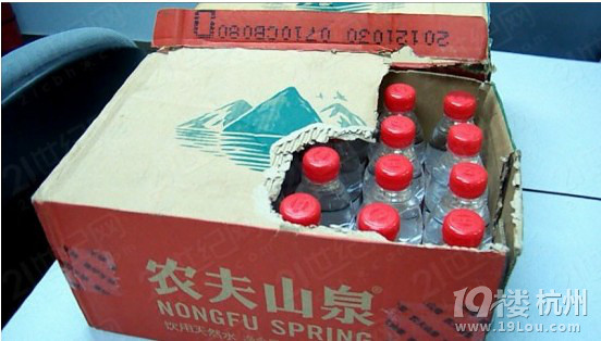 农夫山泉有点悬:水中现黑色不明物 曾屡被投诉