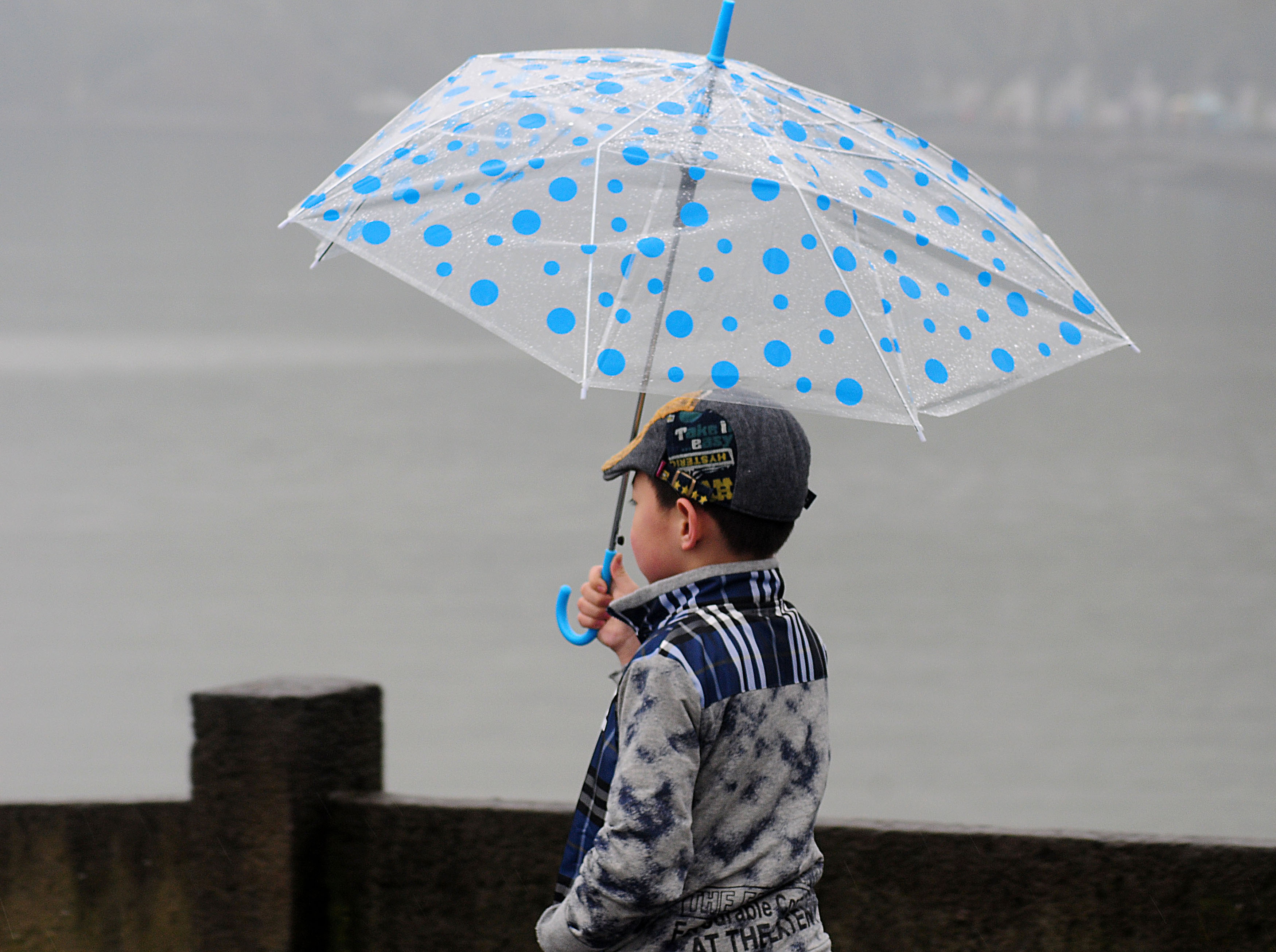 雨中收伞釜底抽薪图片