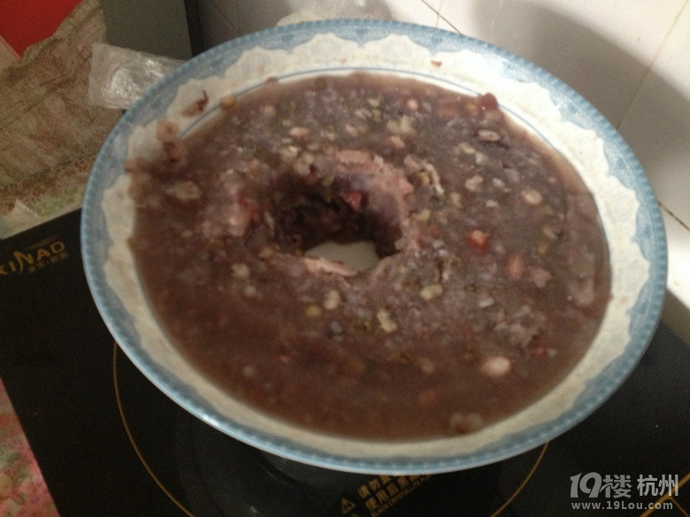 坑爹的房東冰箱，把八寶粥凍成了八寶冰棒