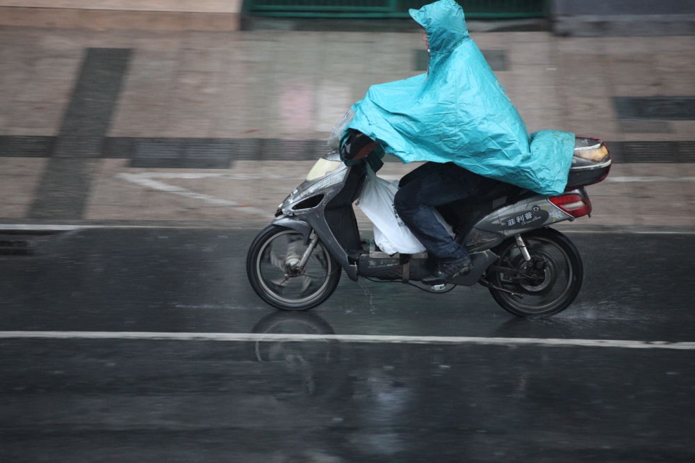 冒雨前行的人们一