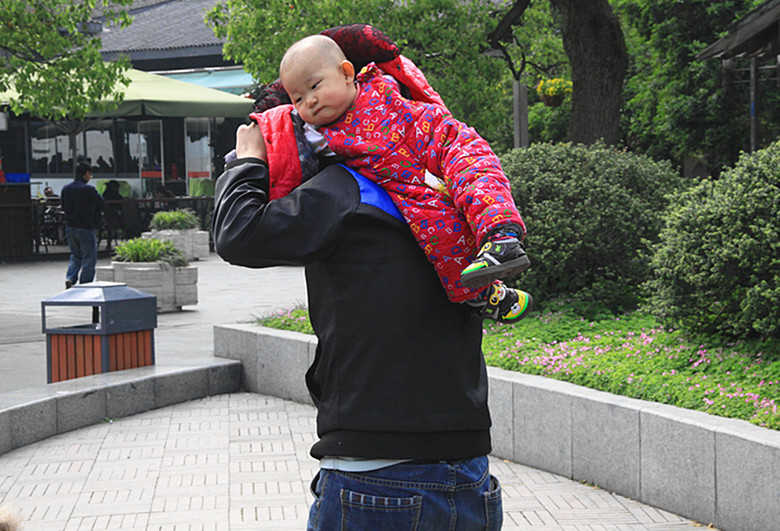 倒背娃娃不怕不慌