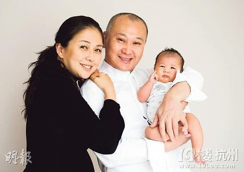 孔子后人与台女星结婚生子全家福曝光图