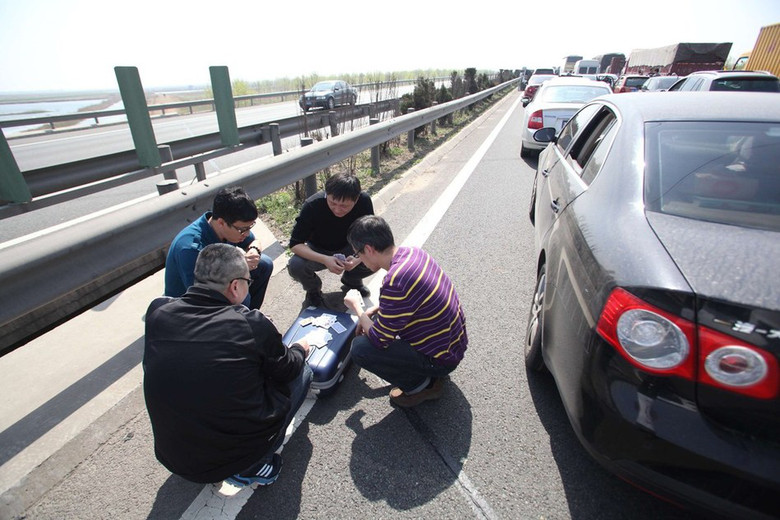 榮烏高速堵車五小時 市民高速路上休閒-第2頁-搞笑-手機隨手拍-杭州