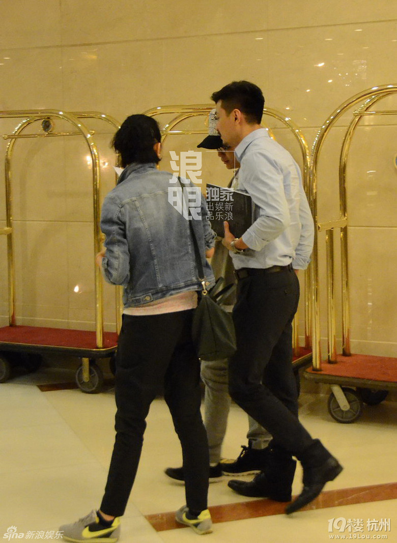 《致青春》女演员 张瑶与老公看话剧秀恩爱