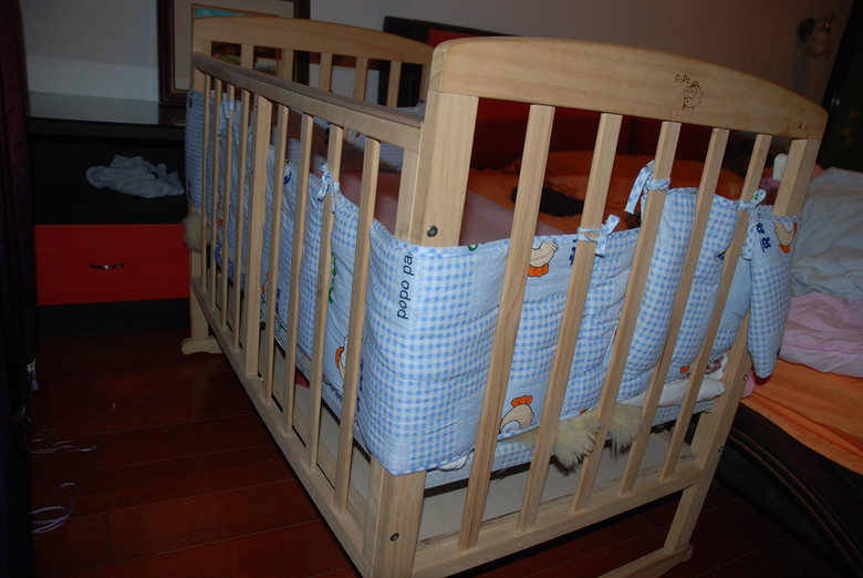 出售泡泡鱼婴儿床带床垫正品