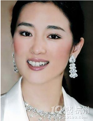 全球最古怪的美容方法：鸟屎面膜vs生肉面膜
